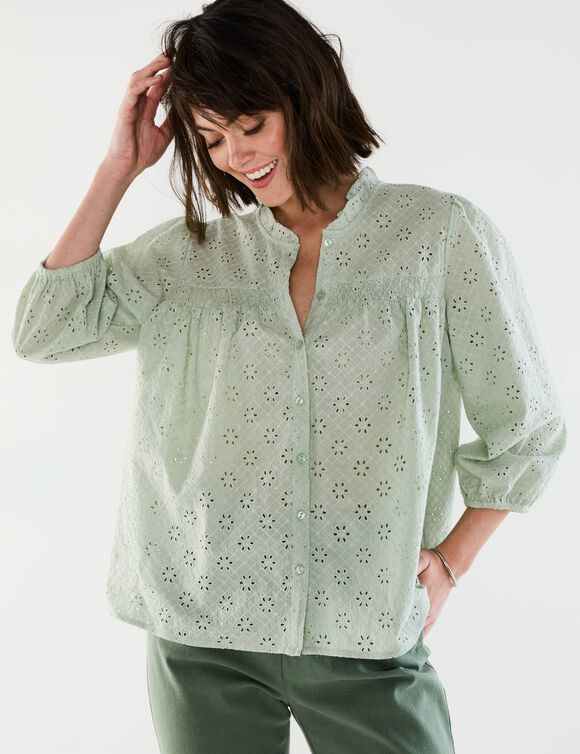Chemisier broderie anglaise, smocks et col volant&eacute; (vert amande)