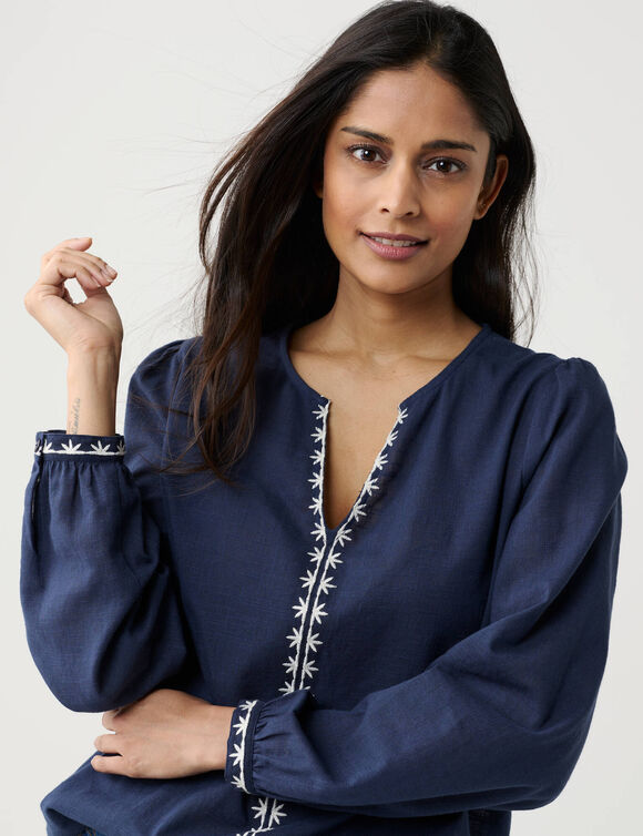 Blouse unie brod&eacute;e en coton, col fendu (marine)