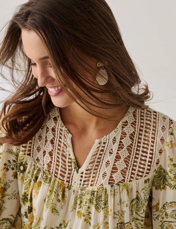 Bedrukte bloes met macram&eacute; (ecru / kaki)