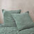 Couvre-lit capitonn&eacute; r&eacute;versible bi-mati&egrave;re - velours 100g/m&sup2; et coton lav&eacute; 57 fils/cm&sup2; (vert sauge)