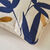 Coussin imprim&eacute; feuilles (beige / marine)