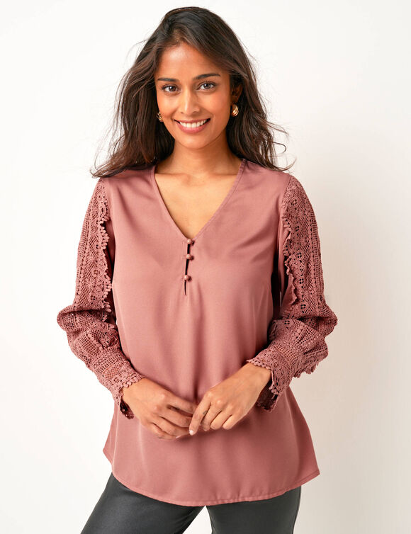Blouse macram&eacute; col V manches longues, cr&ecirc;pe fluide (bois de rose)