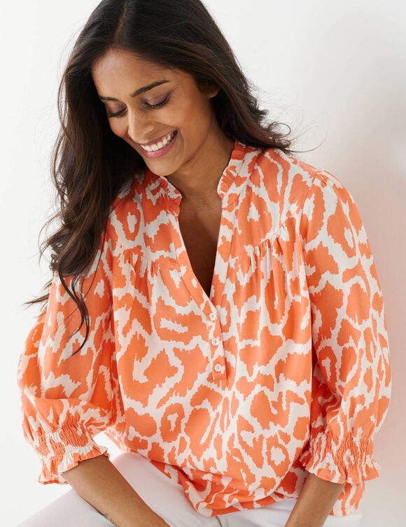 Blouse bicolore col tunisien, manches coudes smock&eacute;es (corail / beige)