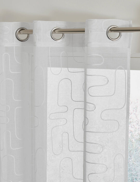 Geborduurd voilegordijn met grafisch motief - afgewerkt met oogringetjes (wit)