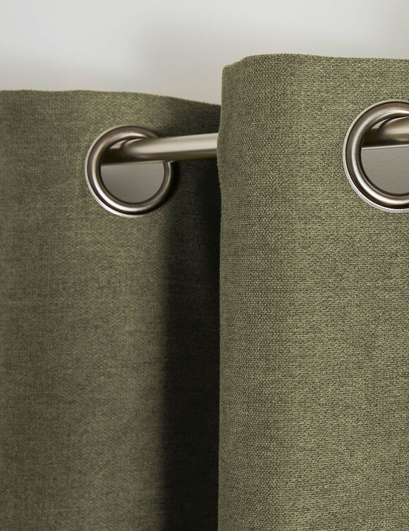 Verduisterend en isolerend gordijn, afgewerkt met oogringetjes (kaki)