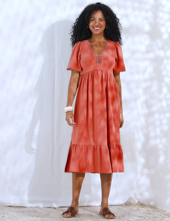 Robe longue volantée, décolleté macramé (grenadine)