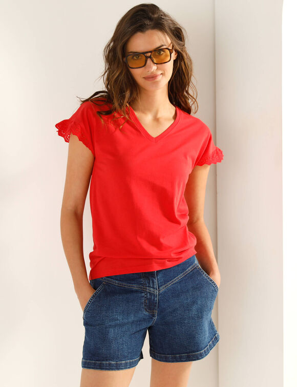 T-shirt col V manches courtes, d&eacute;tails broderie anglaise (rouge)
