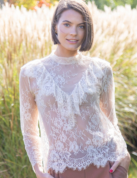 Blouse dentelle volant&eacute;e (&eacute;cru)