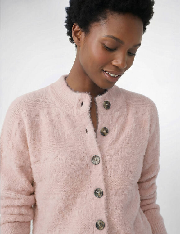 Cardigan boutonn&eacute; maille poilue fantaisie (rose poudr&eacute;)