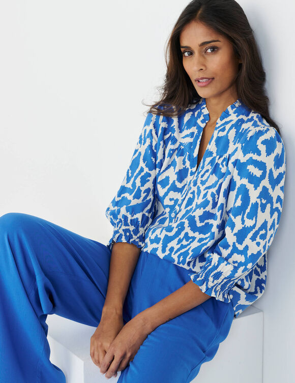 Blouse bicolore col tunisien, manches coudes smock&eacute;es (bleu / beige)