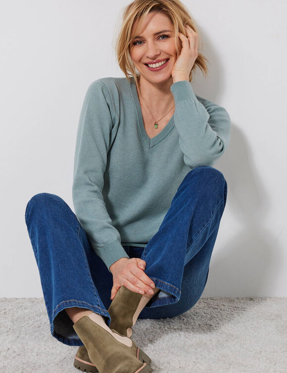 Pull col V, laine d'agneau (vert grisé)