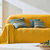 Effen katoenen plaid of sprei, met artisanaal weefsel (kerrie)