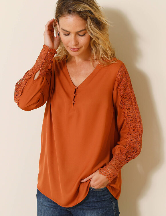 Blouse macramé col V manches longues, crêpe fluide (caramel)