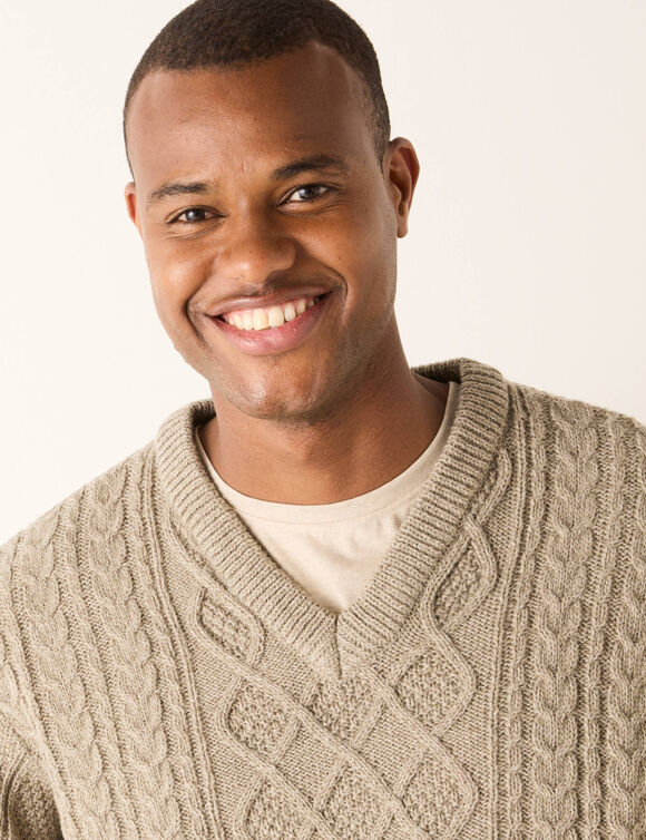 Pull col V maille irlandaise (taupe moulin&eacute;)