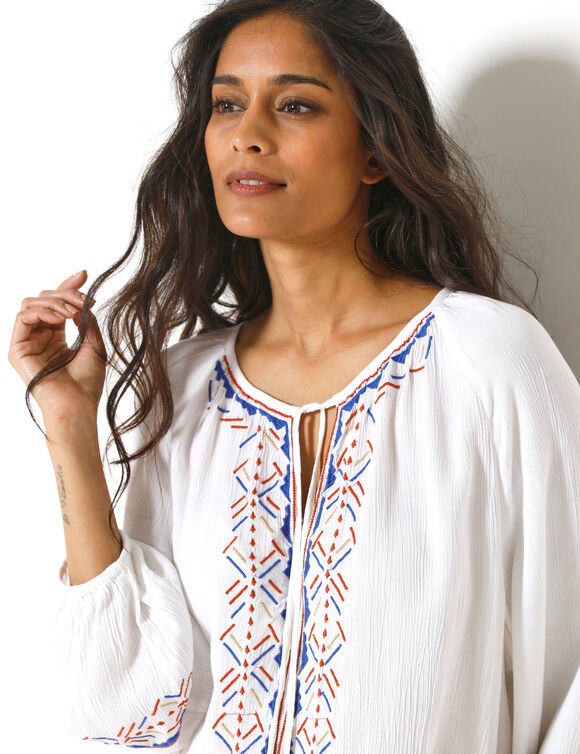 Blouse brod&eacute;e, manches 3/4 (blanc / bleu)