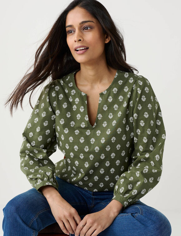 Blouse imprim&eacute; minimaliste en coton, col fendu (vert mousse / &eacute;cru)