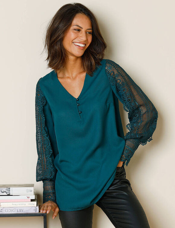 Blouse macramé col V manches longues, crêpe fluide (bleu pétrole)