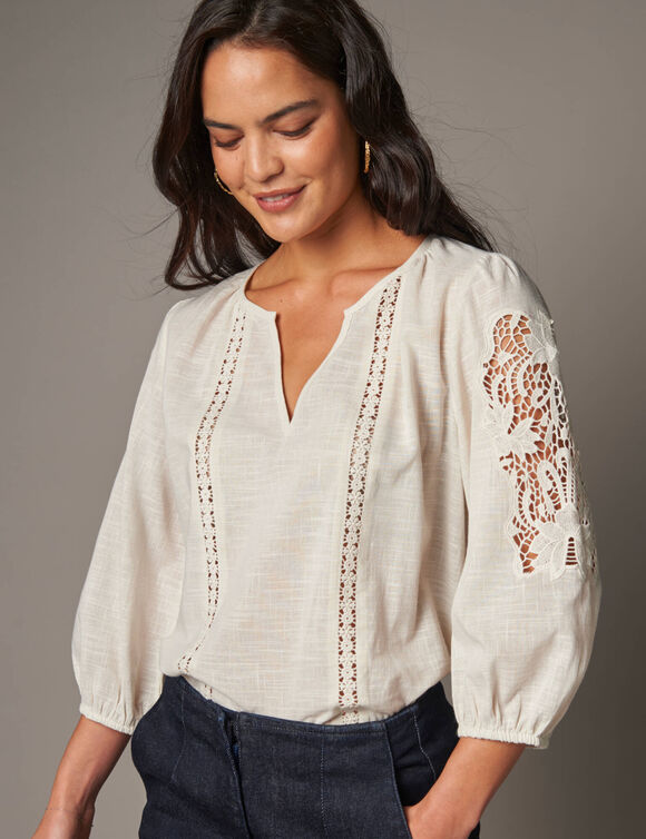 Blouse unie macram&eacute;, manches brod&eacute;es (beige)