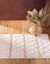 Decoratief tapijt met reliëf en ruitenmotieven (beige / ecru)
