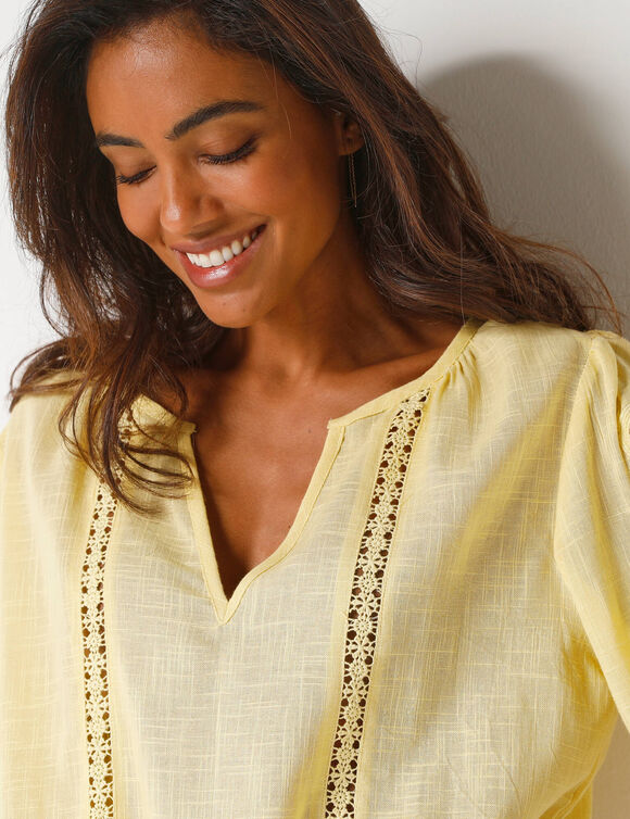 Blouse unie macram&eacute;, manches brod&eacute;es (jaune)