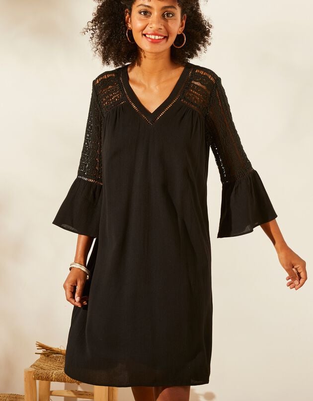 Uitlopende jurk, 3/4-mouwen, details in macramé (zwart)
