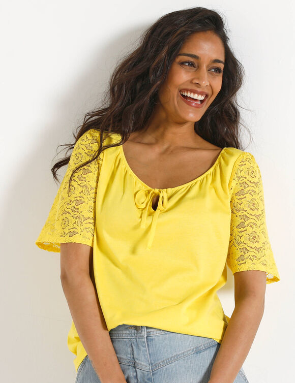 T-shirt &agrave; col fendu &eacute;lastiqu&eacute;, manches coude en dentelle (geel)