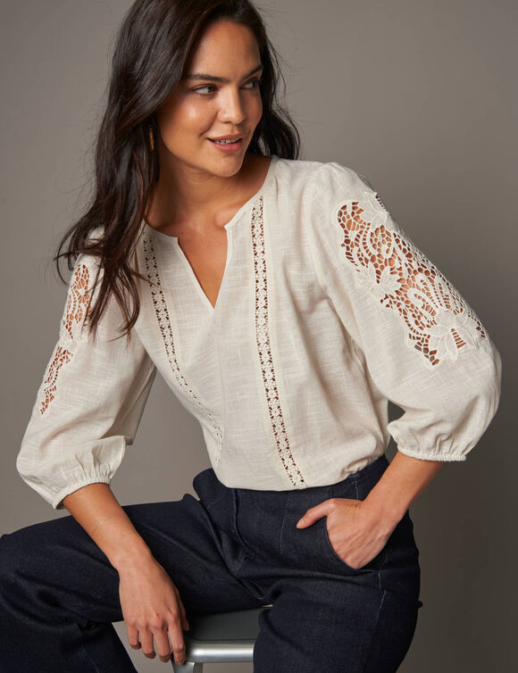 Blouse unie macram&eacute;, manches brod&eacute;es (beige)
