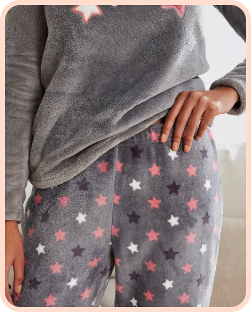 Pyjama pantalon polaire imprimé étoiles, toucher peluche doux pour les nuits froides — comment choisir sa taille de pyjama pour femme ? | Blancheporte