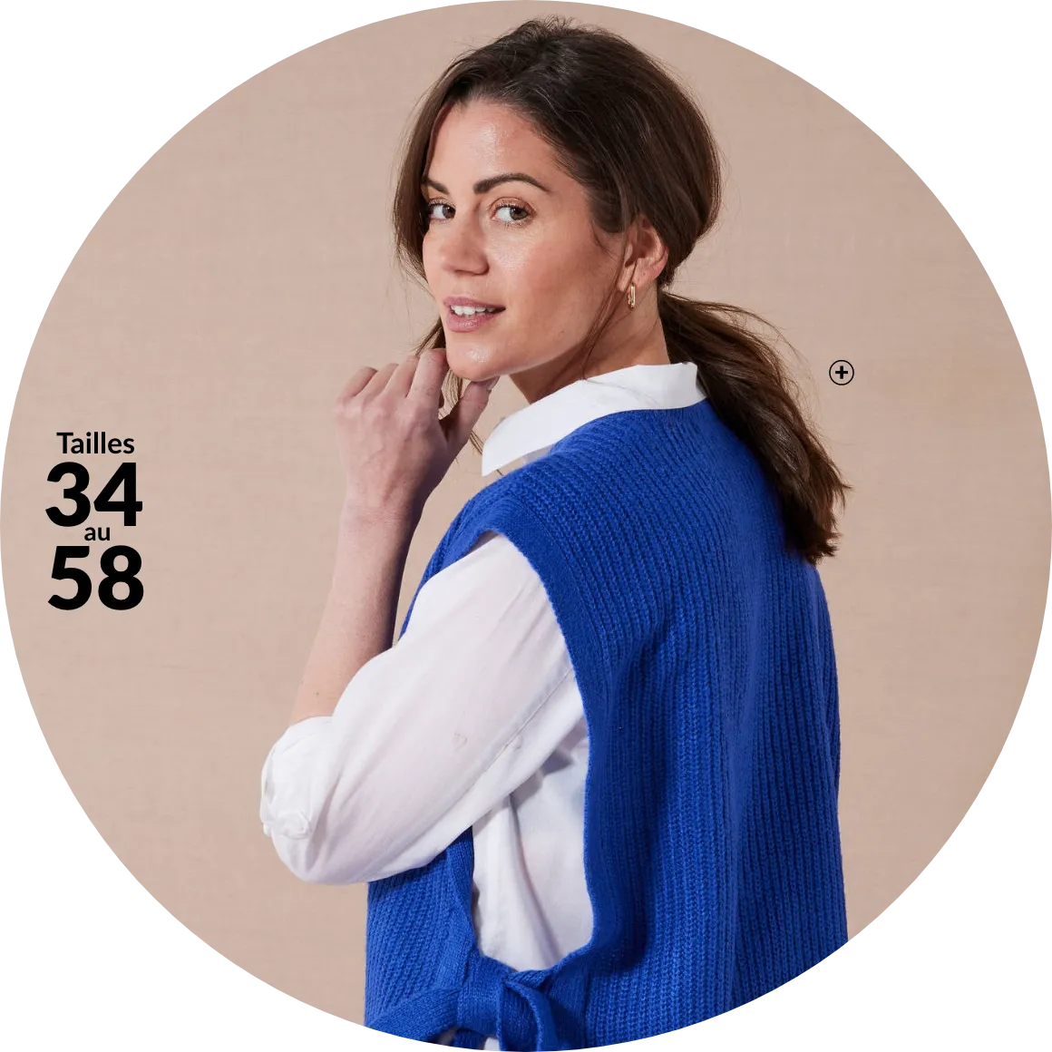 Femme portant un pull tunique sans manches en maille anglaise, superposé à une chemise blanche pour un look chic et moderne – Blog Blancheporte