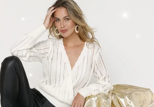 Craquez pour une sélection de tenues de fêtes pour femme : robes longues, blouses brodées, hauts scintillants...