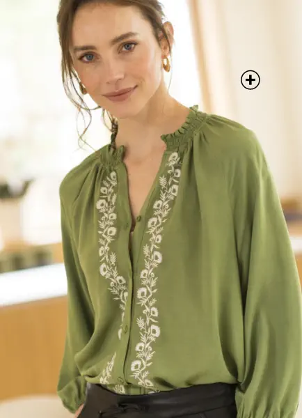Chemisier boutonné à fleurs brodées avec col smocké, parfait pour un style romantique dans les couleurs tendances automne hiver 2024 - Blancheporte