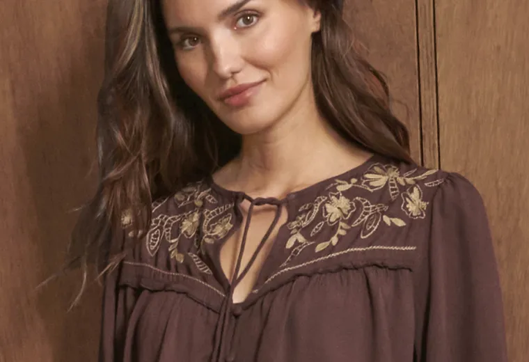 Geborduurde blouse in crêpe met ronde hals met split, soepele en elegante pasvorm, in bruin – Blancheporte-blog