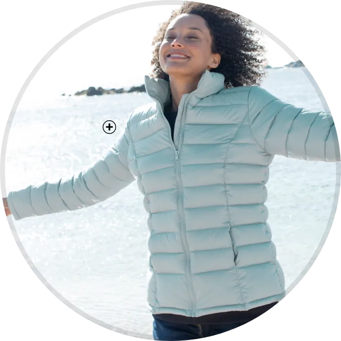 Korte waterafstotende donsjas met opstaande kraag en rechte snit die het silhouet mooi in balans brengt – Blog Blancheporte