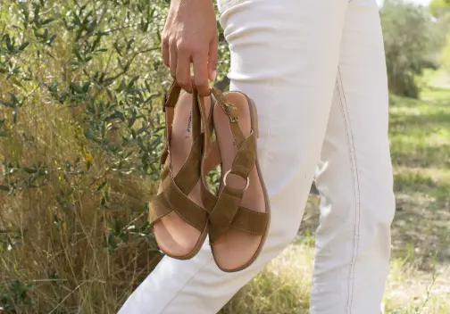 Val voor onze ruime collectie damessandalen, tot en met maat 42: ideaal voor de zomer!