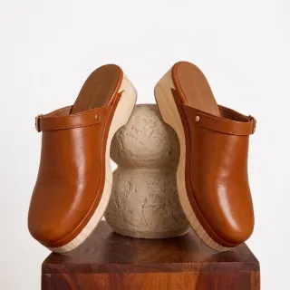 Klompjes met hak in leer en hout, karamelkleur, blokhak in hout van 5 cm - Blancheporte Blog