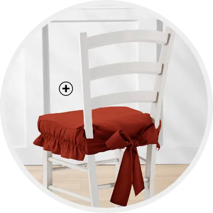 Stoelhoes met mooie ruches, strikafwerking achteraan en vlekwerende behandeling – ideaal om uw stoelen te vernieuwen!