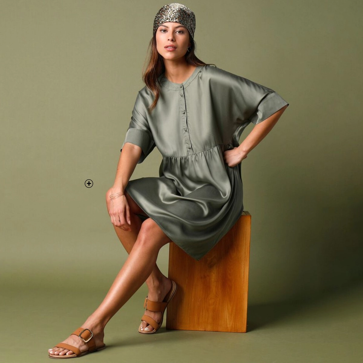 Korte, wijde jurk in satijn Lora Zellini® Korte, wijde jurk van satijn Lora Zellini® in kakigroen, goedkoop | Blancheporte