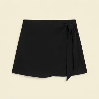Effen zwarte rokshort met knoopdetail, soepelvallende viscose, rokje vooraan - Blancheporte Blog