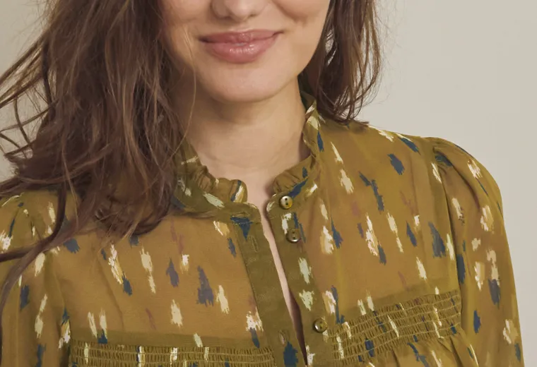 Blouse met smokwerk en lange mouwen in lichte voile met minimalistische print, in kaki en marineblauw – Blancheporte-blog