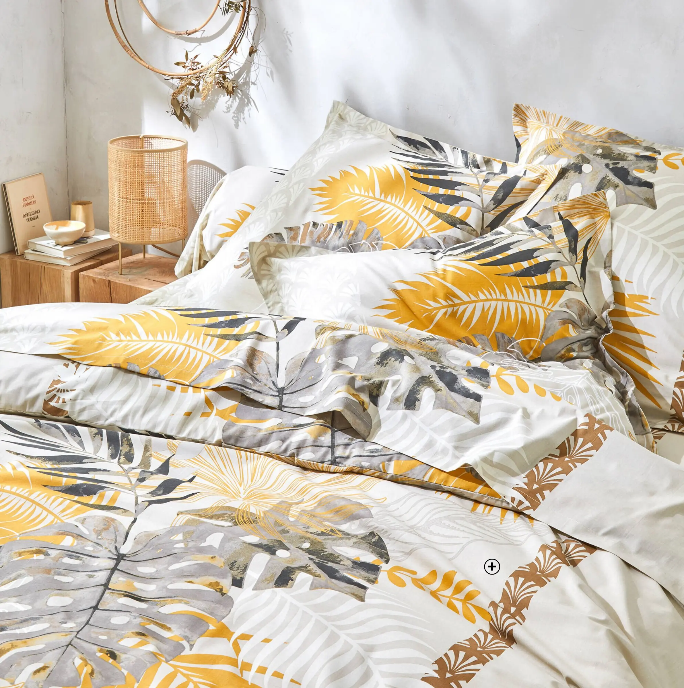 Housse de couette Cayenne en coton avec imprimé feuilles de palmiers, tons verts et beiges, apportant une touche exotique et naturelle à la chambre, Blancheporte