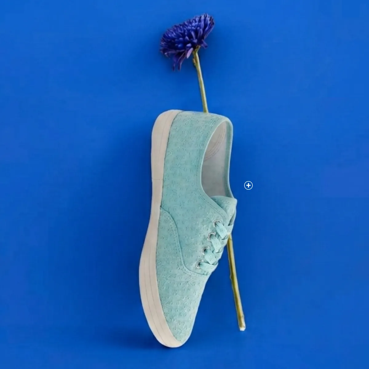 Baskets femme en toile brodée, bout rond, semelle blanche, coloris bleu - Blog Blancheporte