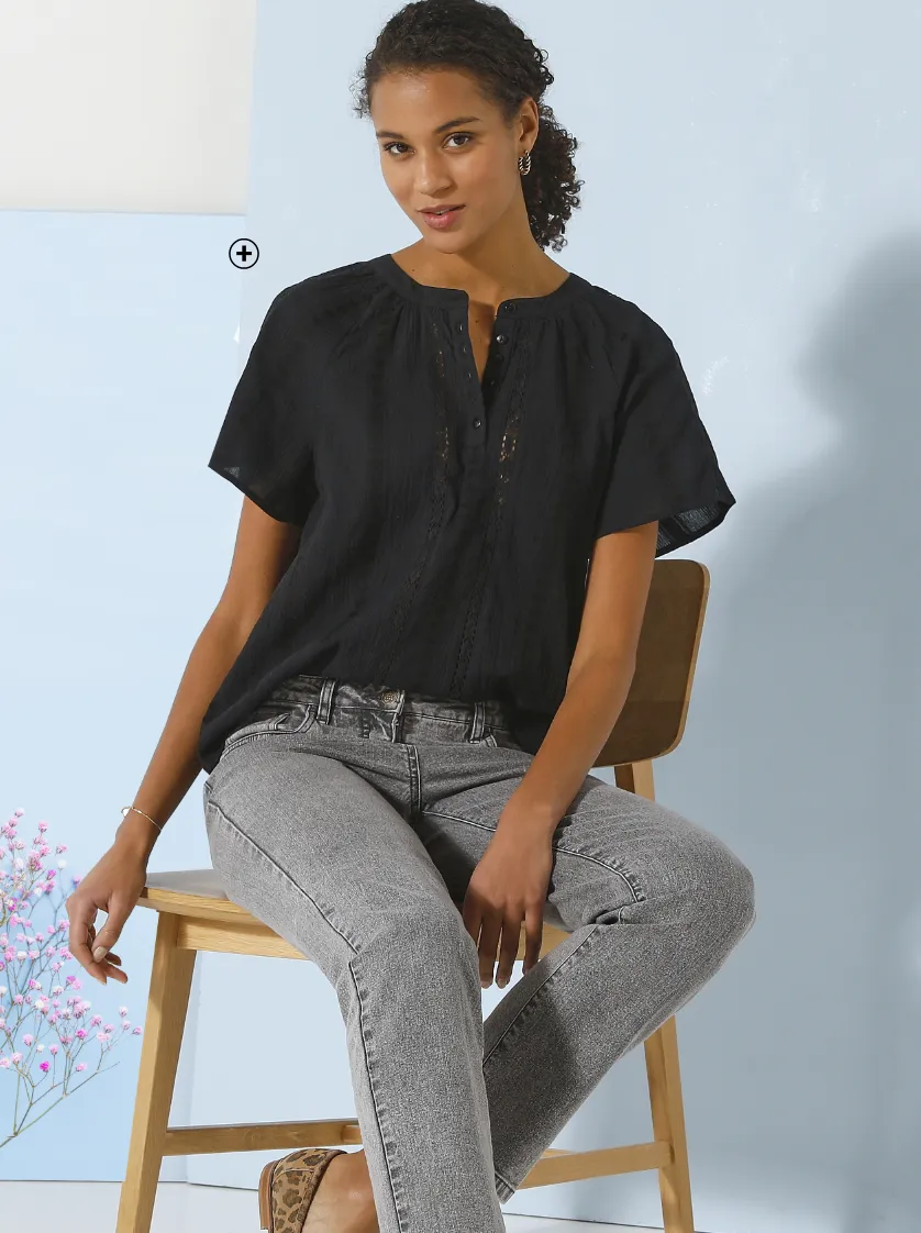 Met haar fijn geweven motieven is deze effen blouse een ideale mix van romantiek en moderniteit - Blog Blancheporte