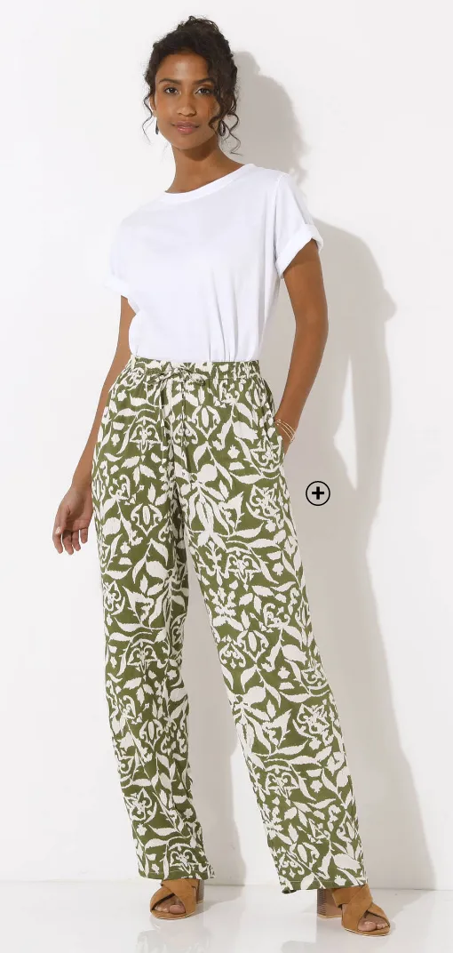 Pantalon fluide imprimé bicolore – pour illustrer comment porter le pantalon large avec une pièce forte et graphique