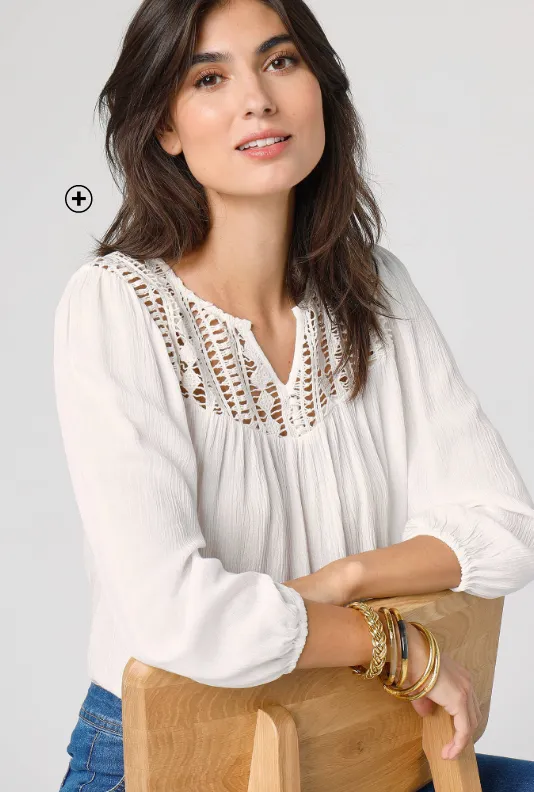 Blouse écrue avec macramé – un haut bohème qui montre comment porter le pantalon large dans un esprit estival et raffiné