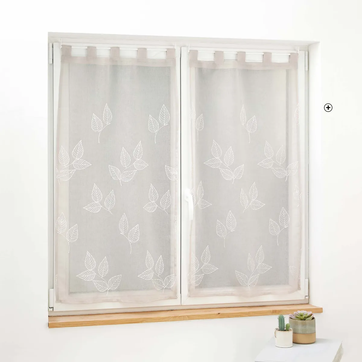 Voilegordijn met geborduurde kleine blaadjes, afwerking met lussen, polyester, kleur taupe - Blog Blancheporte