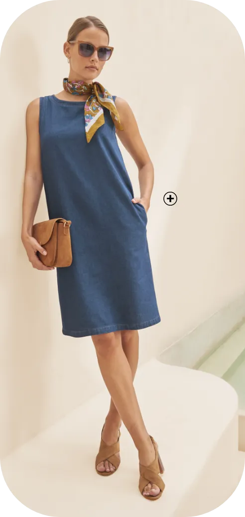Robe chasuble en jean, poches discrètes et surpiqûres contrastées : l'iconique robe 'trois trous' | Blancheporte