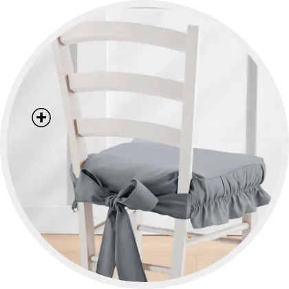 Stoelhoes met mooie ruches, een striksluiting achteraan en een vlekwerende behandeling – ideaal om uw stoelen te vernieuwen!