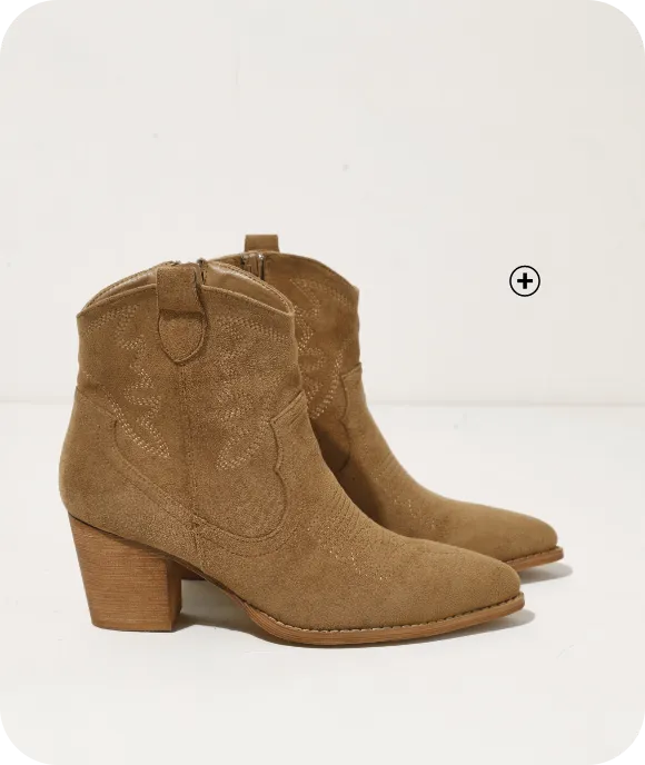 Westernstijl boots – trendy en comfortabele schoenen, ideaal om een jurk op 50 jaar een moderne toets te geven