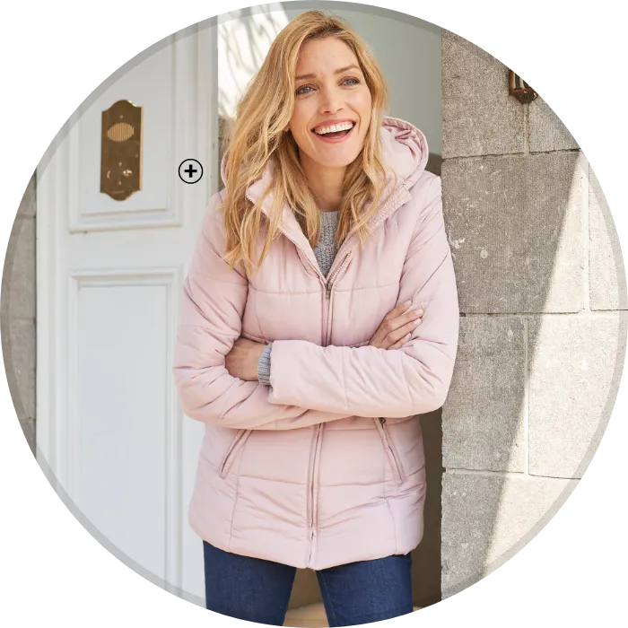 Korte donsjas met ceintuur die de taille accentueert en de vrouwelijke vormen benadrukt – Blog Blancheporte