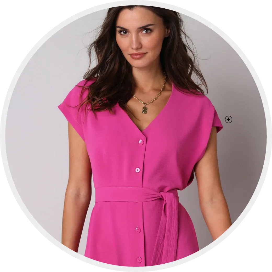 Lange roze jurk met knopen en natuurlijk geplooid effect voor een vloeiende, casual stijl - Blog Blancheporte
